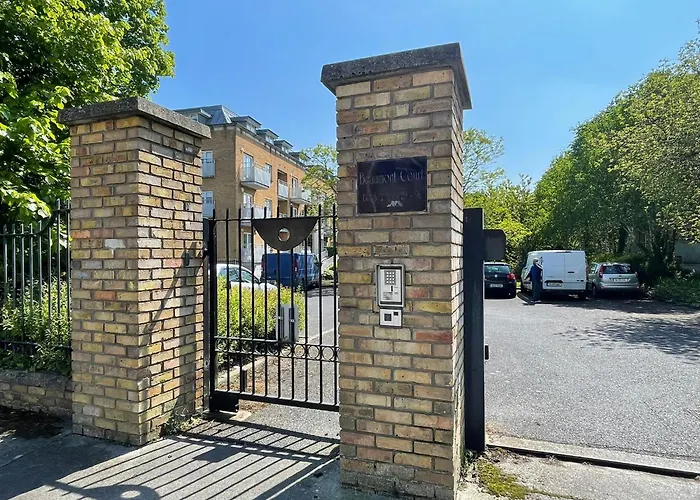 Comfortable 2-Bedroom Apartment Near Airport