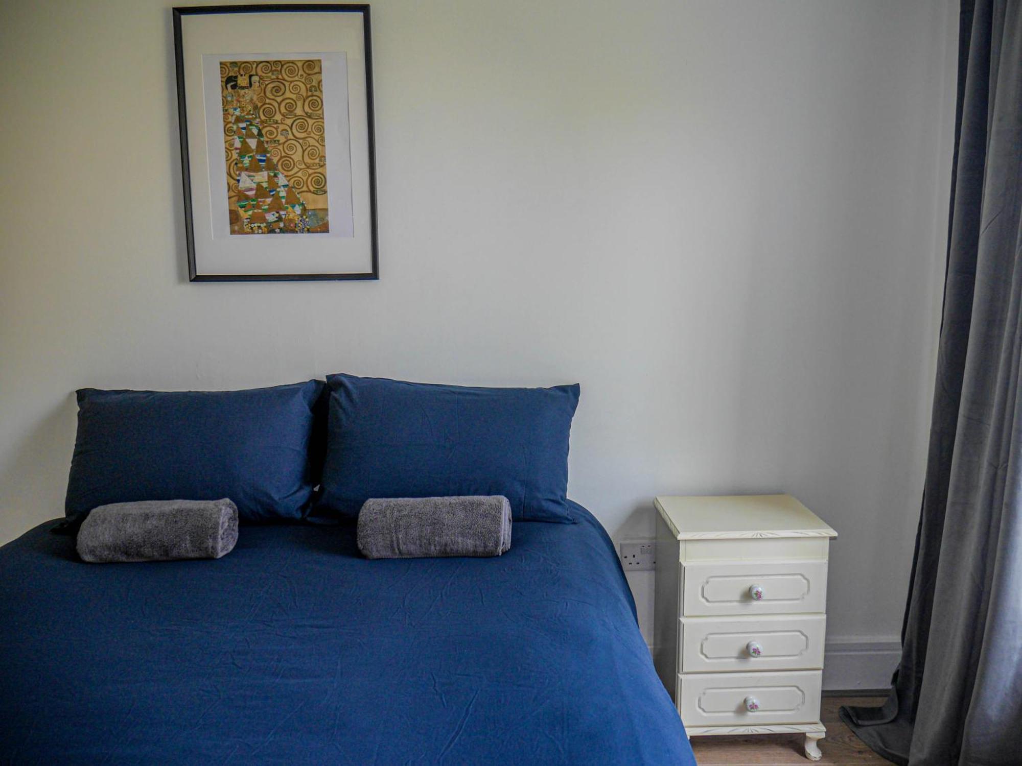Comfortable 2-bedroom Near Airport Apartment *