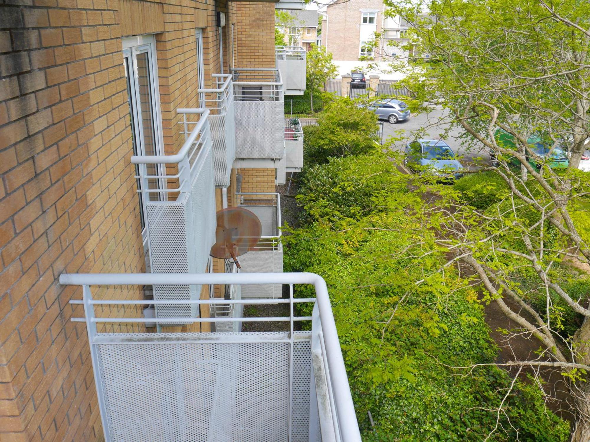 Comfortable 2-bedroom Near Airport *