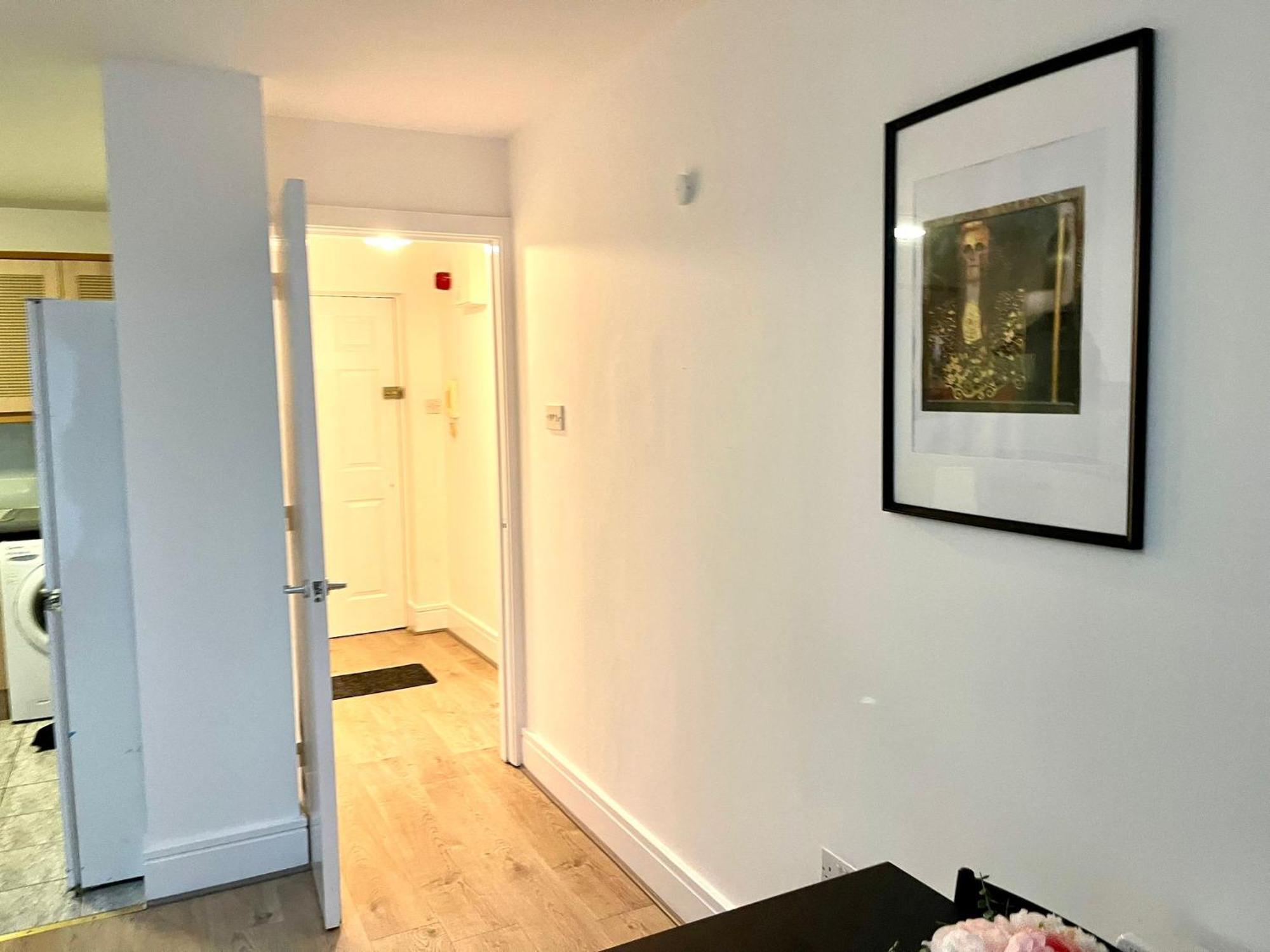 Apartment Comfortable 2-bedroom Near Airport *